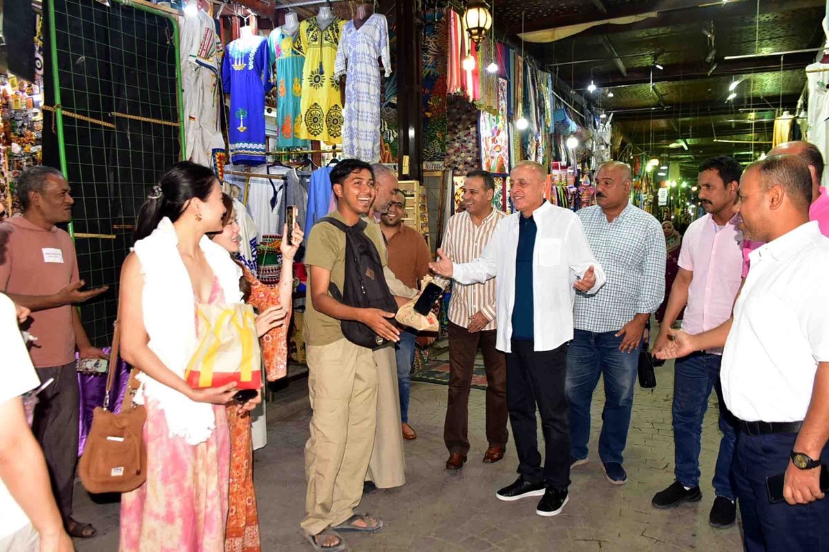 جولة ليلية بالسوق السياحي لمحافظ الأقصر