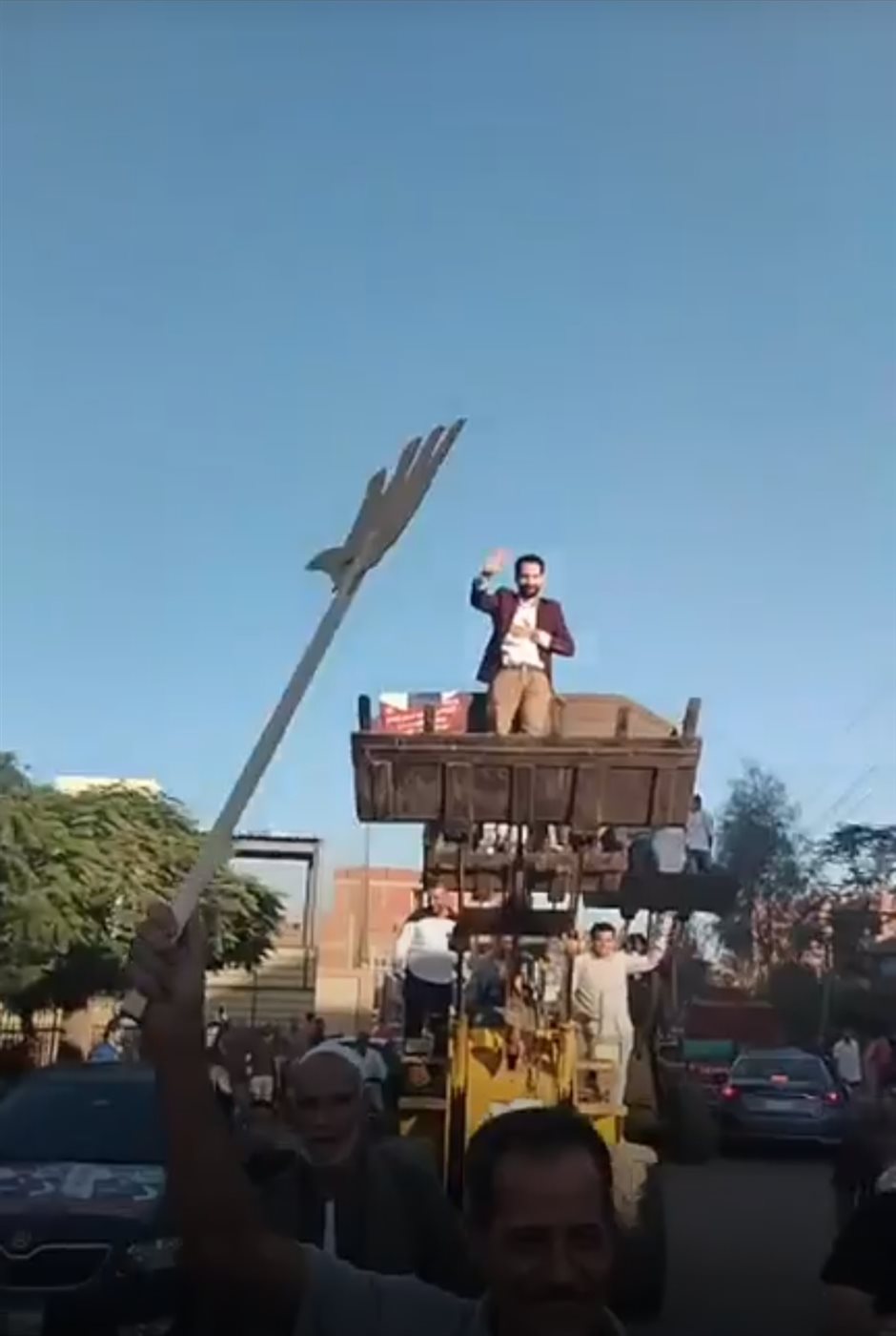 مسيرة باللودرات تحمل مرشح لعضوية مجلس النواب بالمنوفية