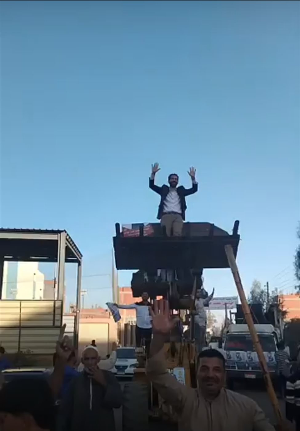 مسيرة باللودرات تحمل مرشح لعضوية مجلس النواب بالمنوفية