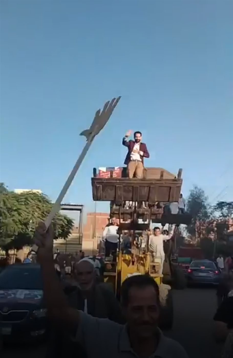 مسيرة باللودرات تحمل مرشح لعضوية مجلس النواب بالمنوفية