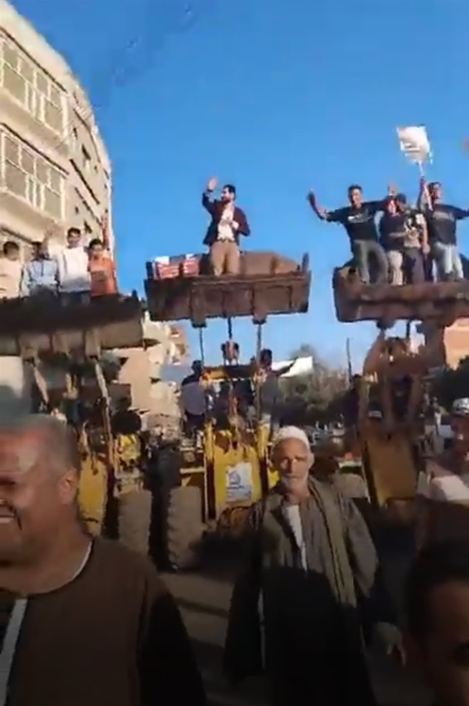 مسيرة باللودرات تحمل مرشح لعضوية مجلس النواب بالمنوفية