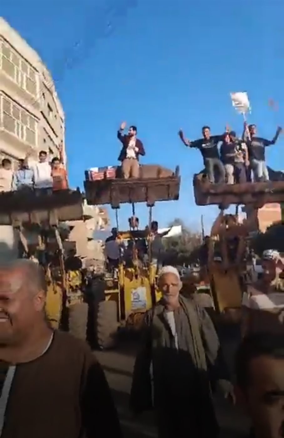 مسيرة باللودرات تحمل مرشح لعضوية مجلس النواب بالمنوفية