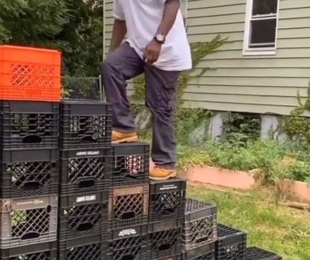 تحدي القفز من أعلى الصندوق