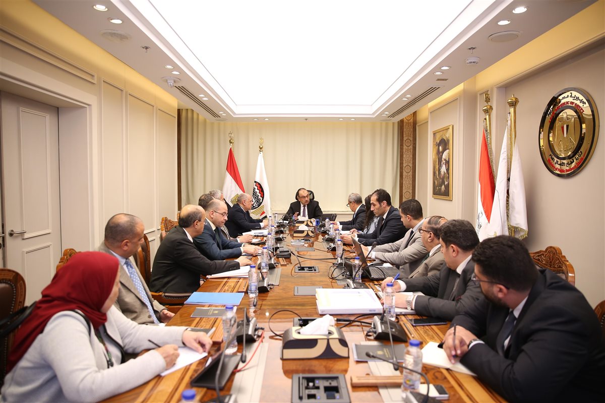 وزير قطاع الأعمال العام والرؤساء التنفيذيين للشركات القابضة