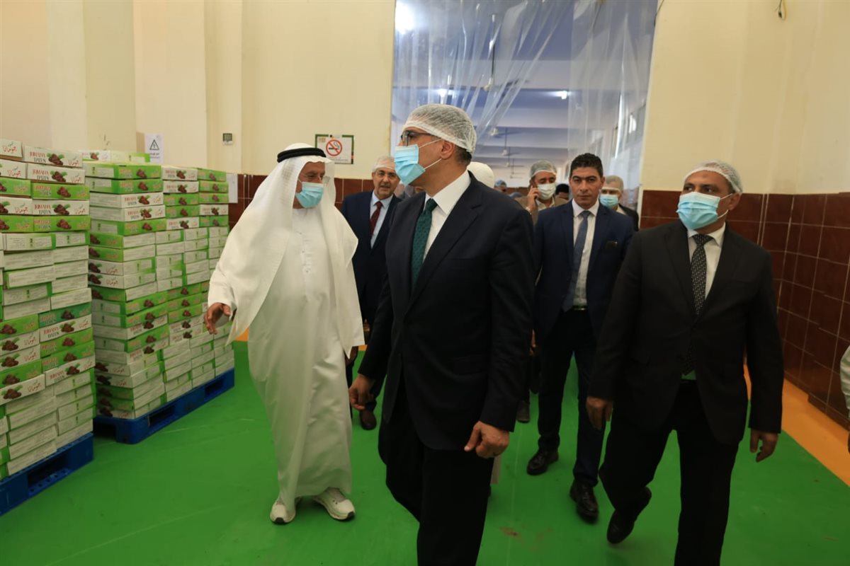 محافظ الجيزة يتفقد خطوط الإنتاج بأحد مصانع تعبئة وتغليف التمور وزيت الزيتون بالواحات البحرية