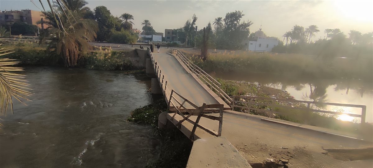 انهيار كوبري مشاة بقرية الواقات بطما