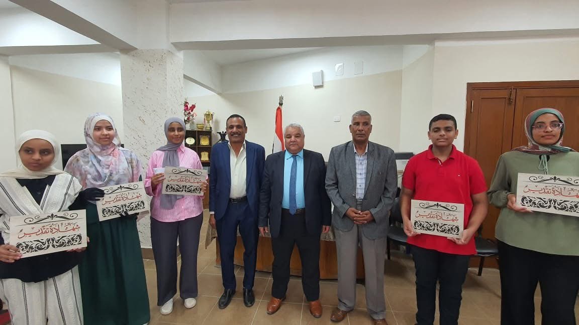 وكيل وزارة التعليم بالأقصر يكرم اوائل تظلمات الإعدادية