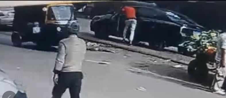 <strong>جانب من واقعة سرقة حقيبة من داخل سيارة في فيصل</strong>