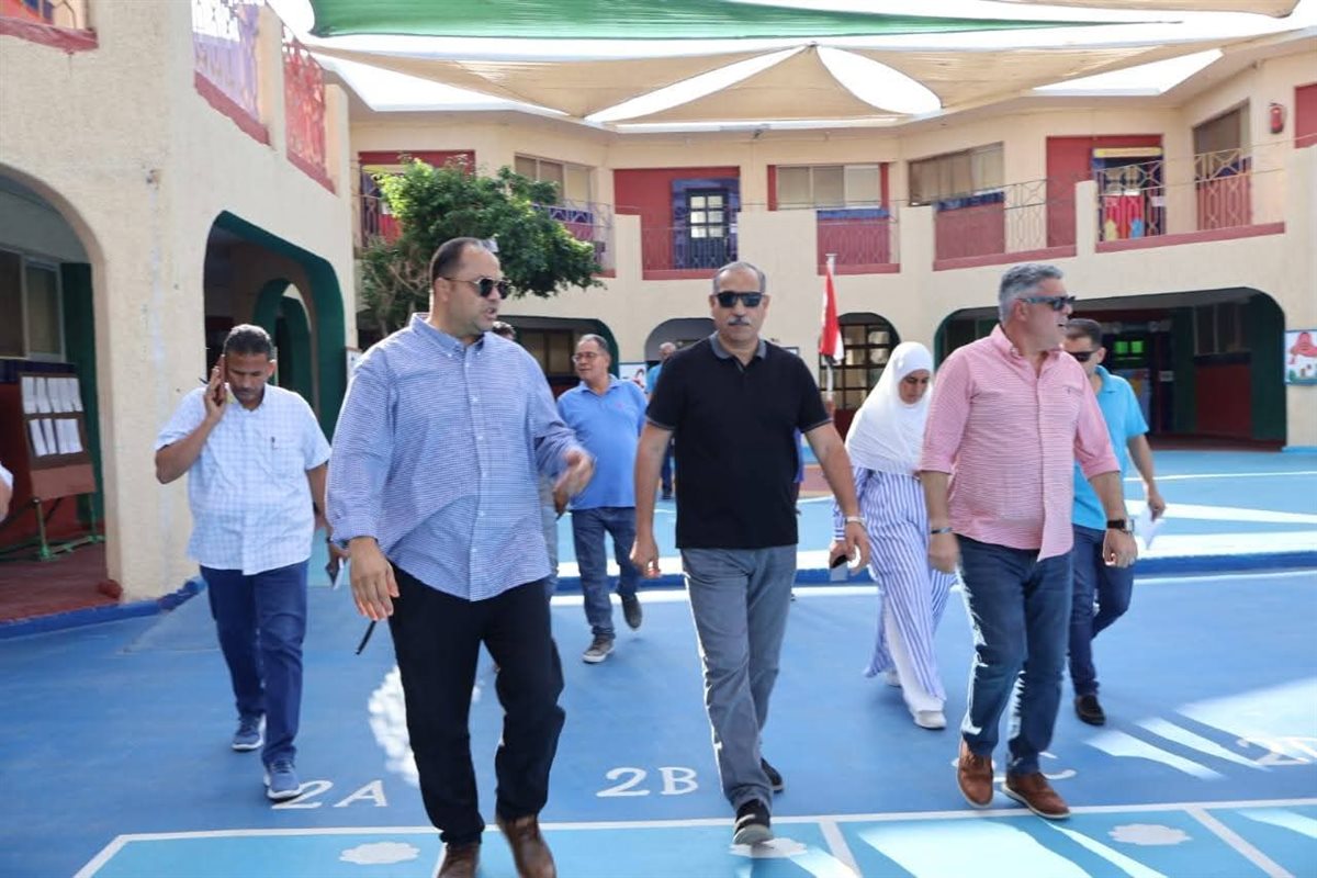 رئيس مدينة الغردقة يتفقد مقار اللجان الانتخابية 