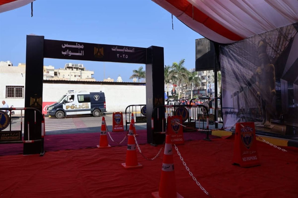 رئيس مدينة الغردقة يتفقد مقار اللجان الانتخابية 