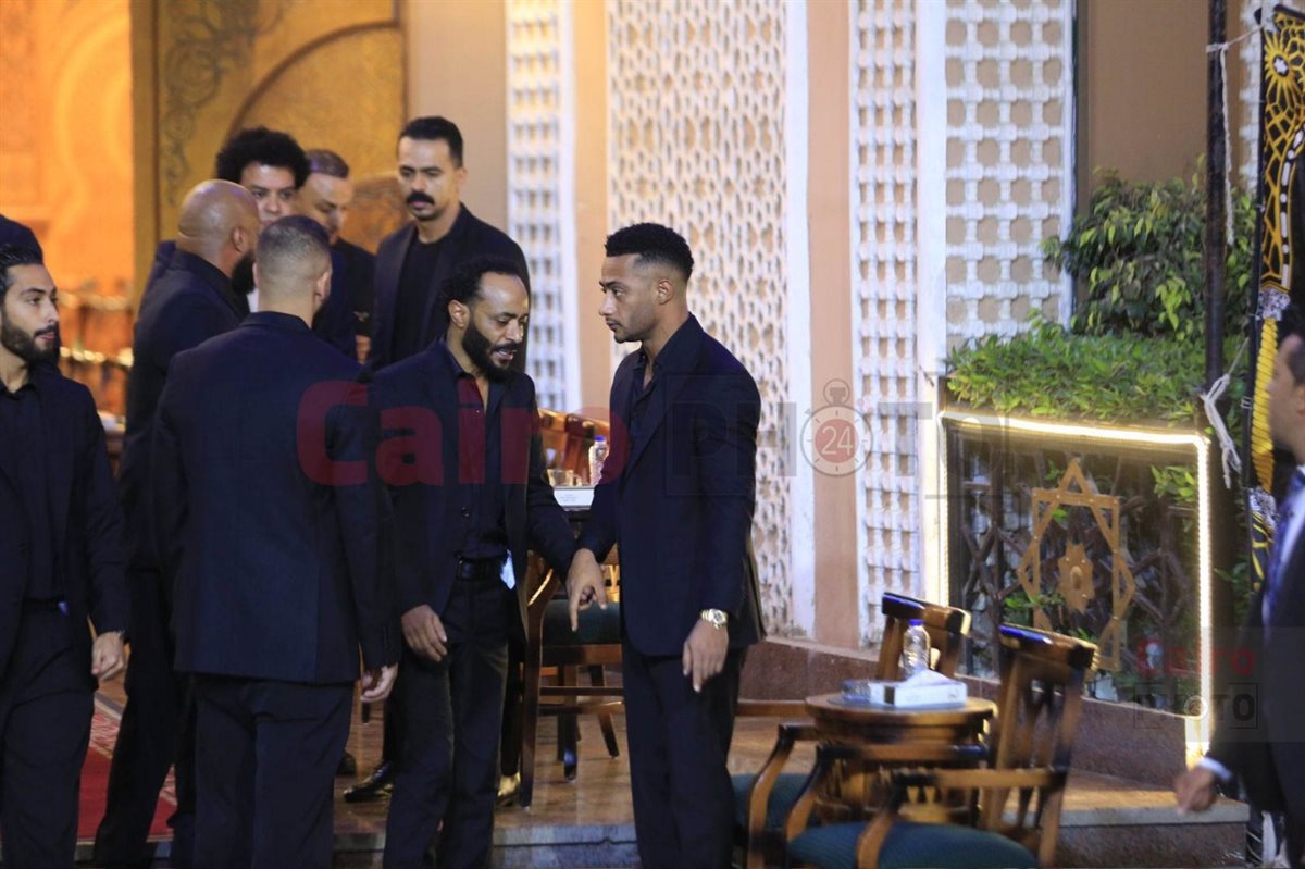 محمد رمضان وشقيقه محمود يستقبلان عزاء والدهما في مسجد الشرطة بالشيخ زايد