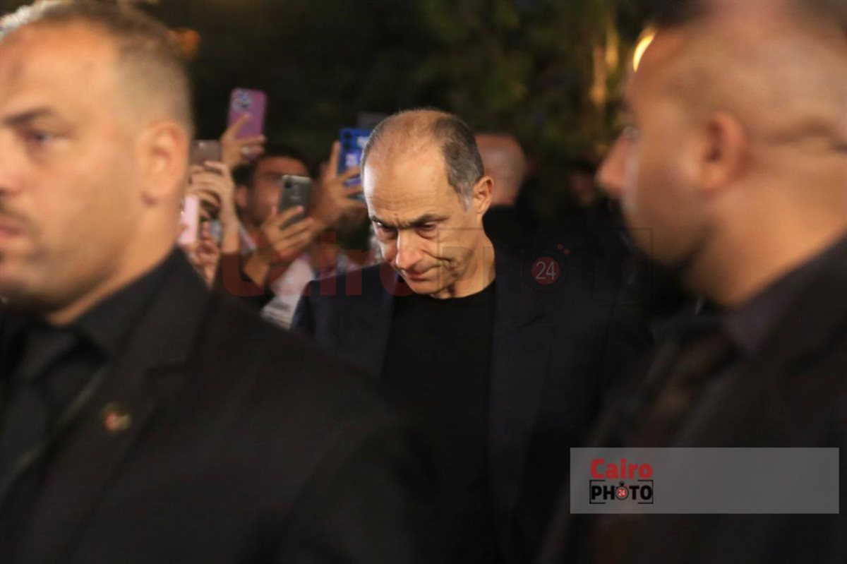 جمال وعلاء مبارك وعمرو سعد أول الحاضرين في عزاء والد محمد رمضان بمسجد الشرطة