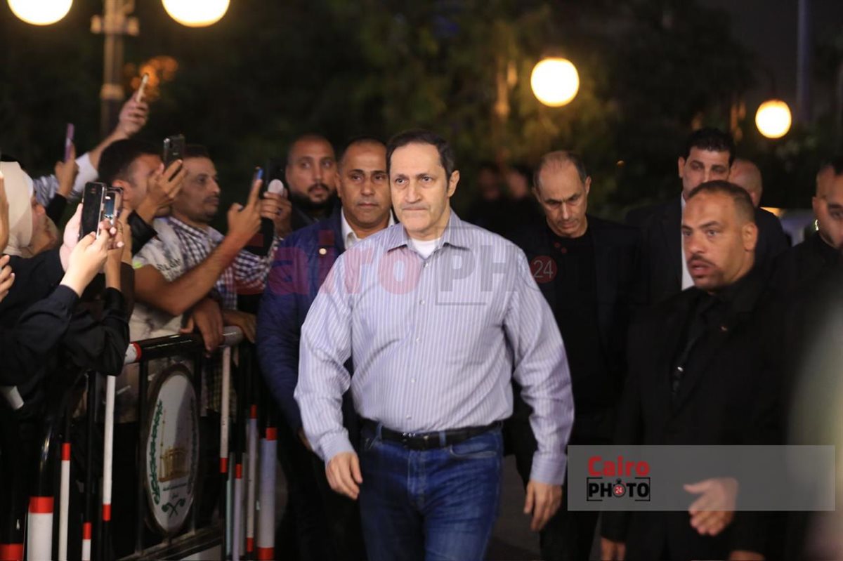 جمال وعلاء مبارك وعمرو سعد أول الحاضرين في عزاء والد محمد رمضان بمسجد الشرطة