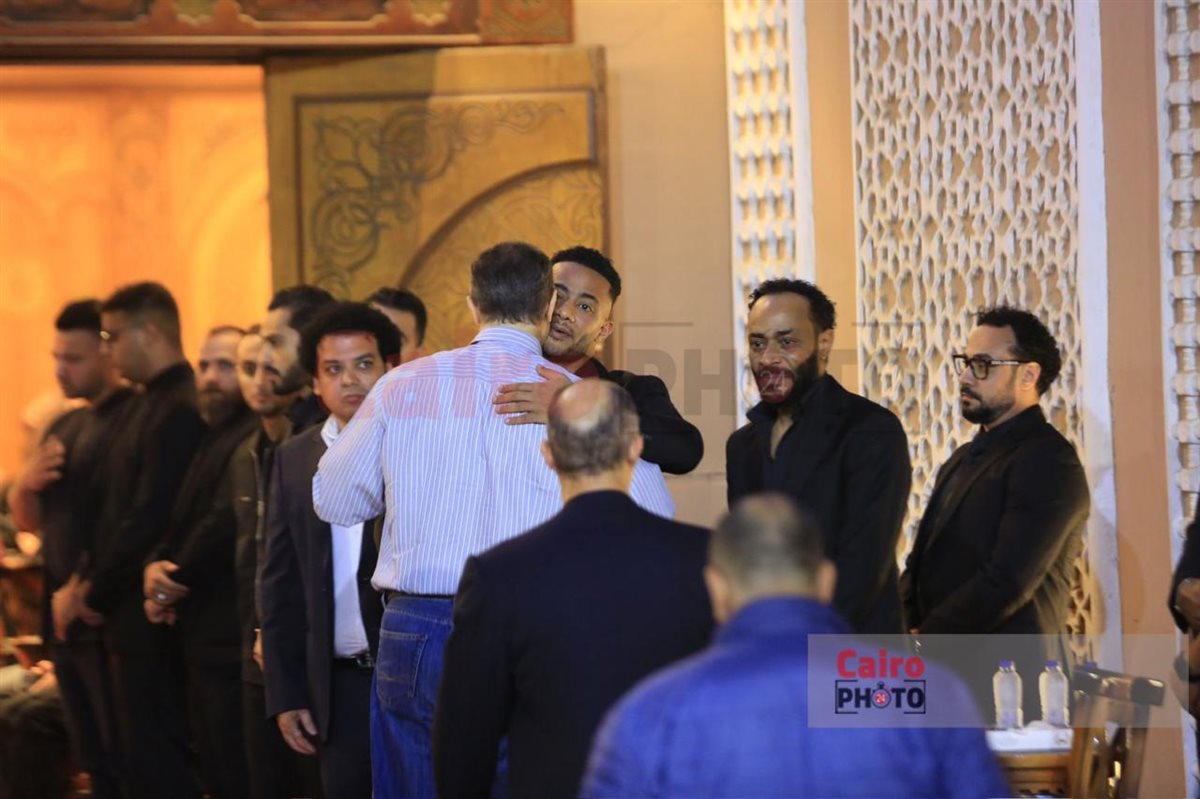 جمال وعلاء مبارك وعمرو سعد أول الحاضرين في عزاء والد محمد رمضان بمسجد الشرطة