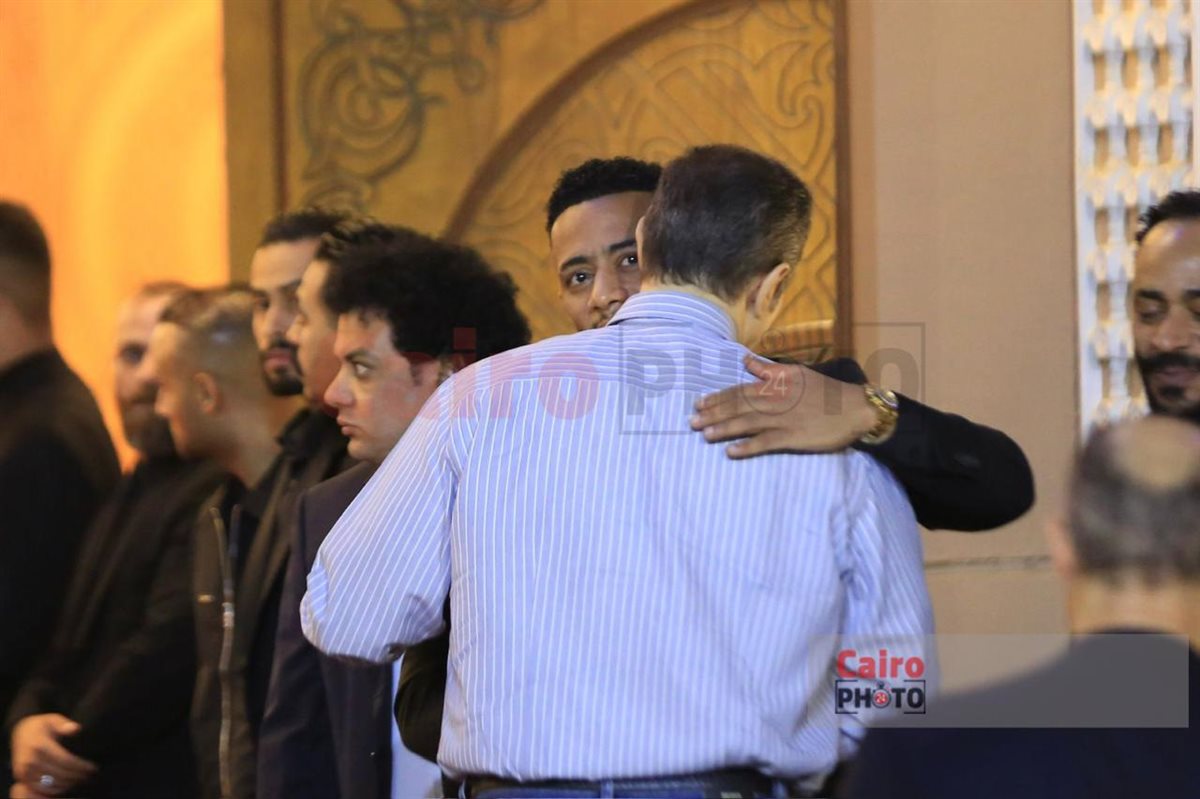 جمال وعلاء مبارك وعمرو سعد أول الحاضرين في عزاء والد محمد رمضان بمسجد الشرطة