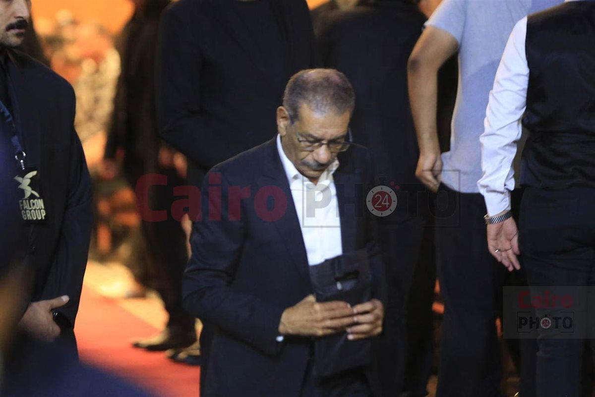 نجوم الفن يقدمون واجب العزاء في والد محمد رمضان بمسجد الشرطة بالشيخ زايد