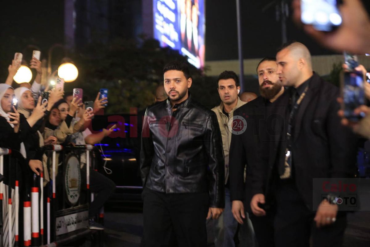 نجوم الفن يقدمون واجب العزاء في والد محمد رمضان بمسجد الشرطة بالشيخ زايد