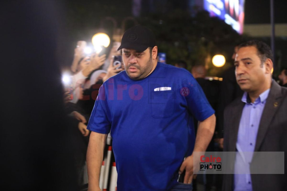 نجوم الفن يقدمون واجب العزاء في والد محمد رمضان بمسجد الشرطة بالشيخ زايد