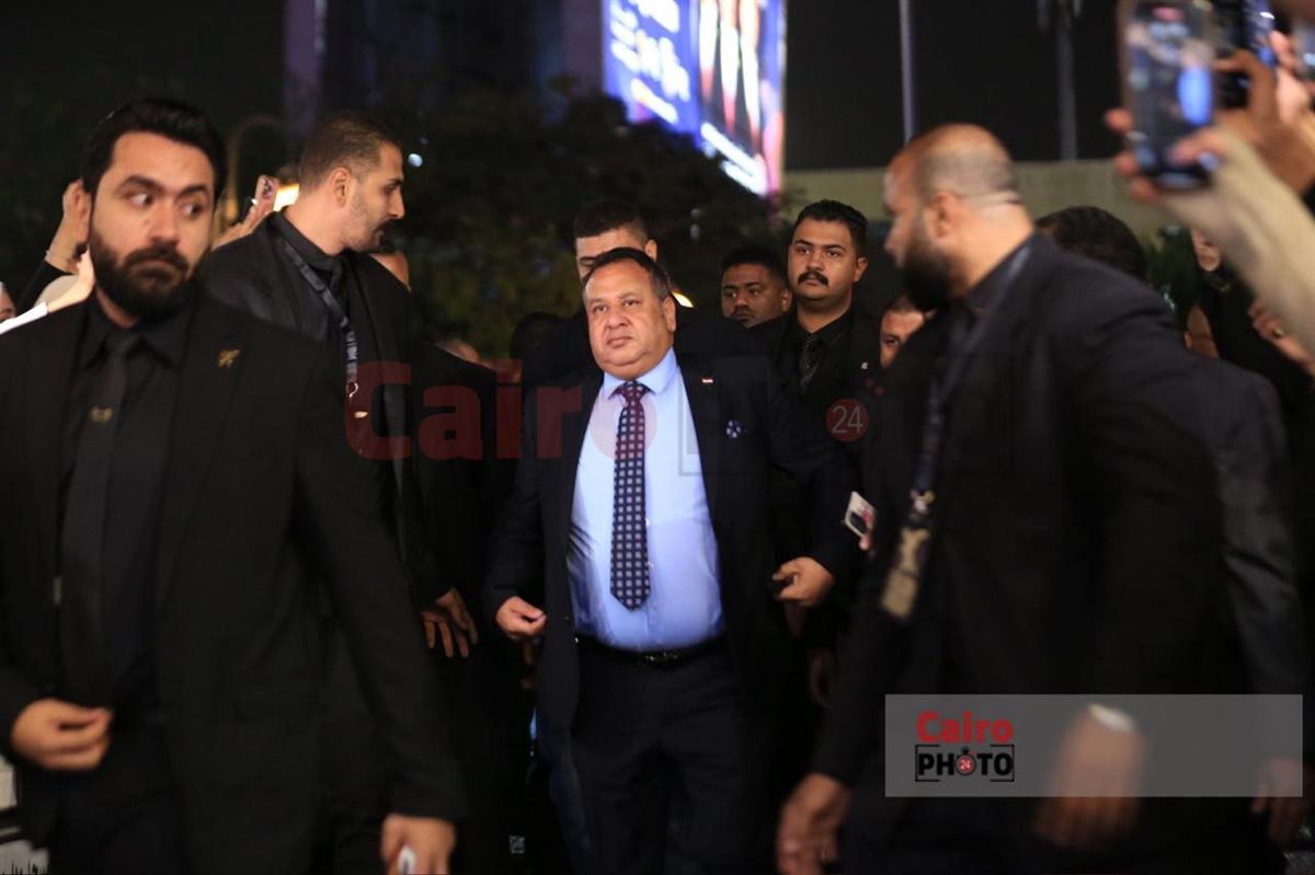 نجوم الفن يقدمون واجب العزاء في والد محمد رمضان بمسجد الشرطة بالشيخ زايد