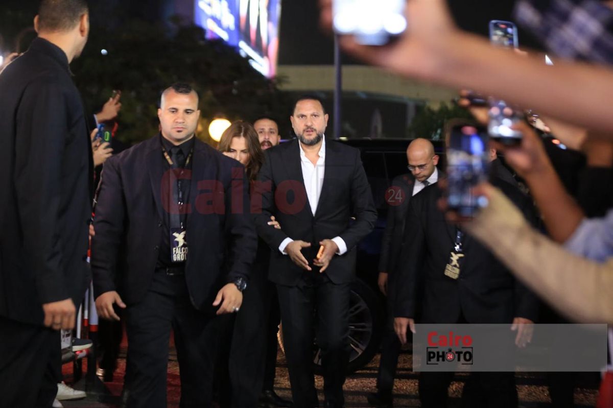 نجوم الفن يقدمون واجب العزاء في والد محمد رمضان بمسجد الشرطة بالشيخ زايد