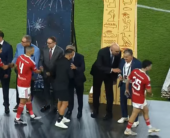 زيزو يتجاهل مصافحة هشام نصر