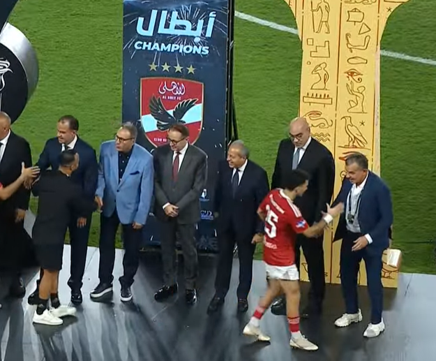 زيزو يتجاهل مصافحة هشام نصر