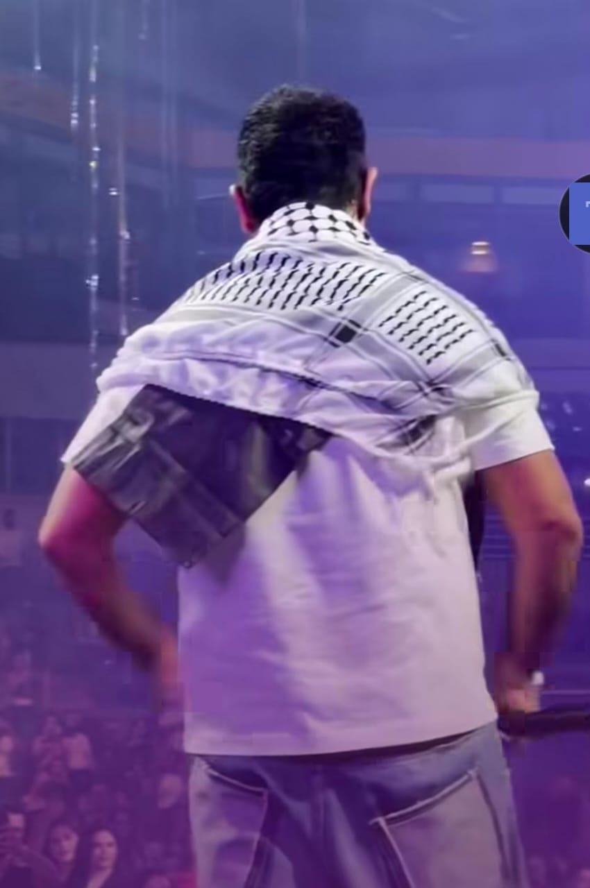 أحمد سعد يرفع علم مصر ويرتدي الشال الفلسطيني في حفله الأخير بألمانيا