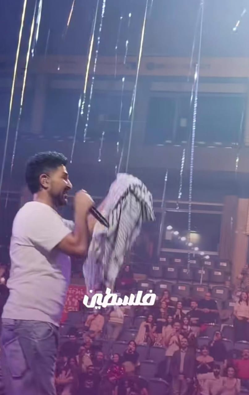 أحمد سعد يرفع علم مصر ويرتدي الشال الفلسطيني في حفله الأخير بألمانيا