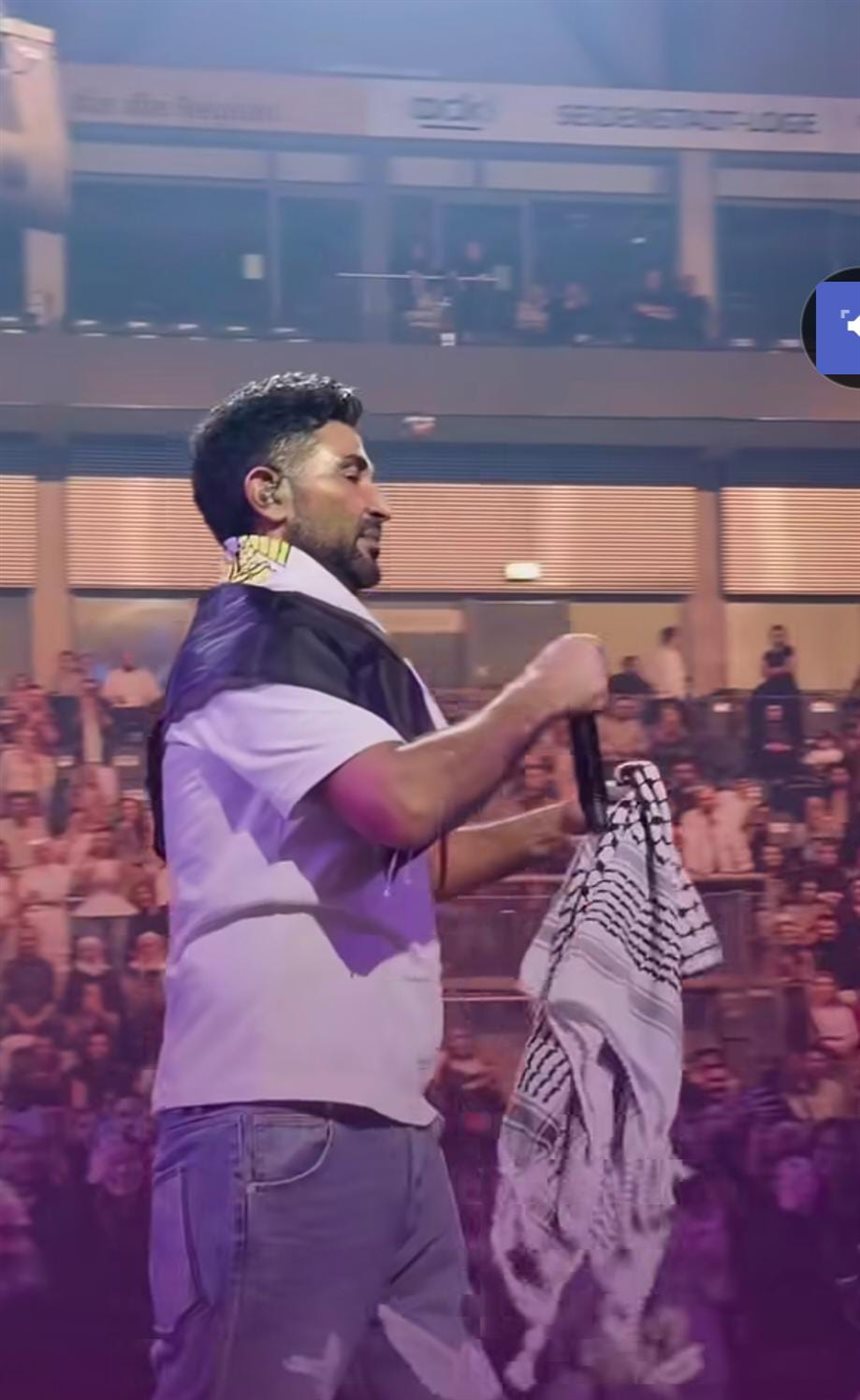 أحمد سعد يرفع علم مصر ويرتدي الشال الفلسطيني في حفله الأخير بألمانيا