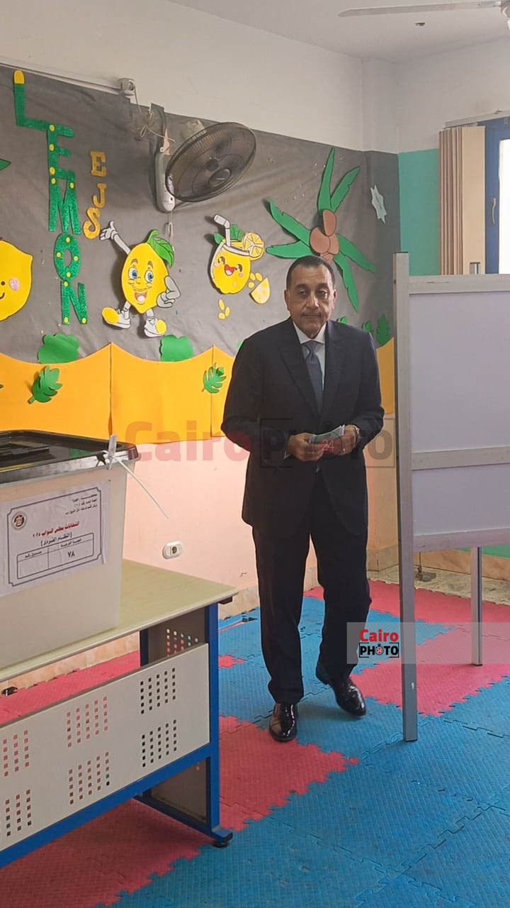 رئيس الوزراء يدلي بصوته في انتخابات مجلس النواب بالمدرسة المصرية اليابانية بالشيخ زايد