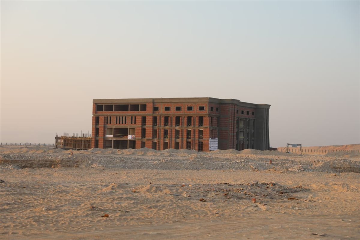 وزير التعليم العالي ومحافظ الأقصر يتفقدان مشروعات تعليمية وصحية بتكلفة 2.3 مليار جنيه