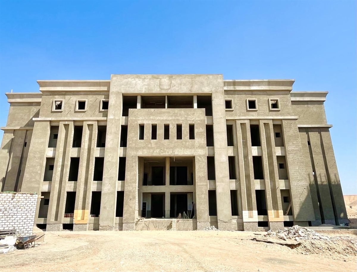 وزير التعليم العالي ومحافظ الأقصر يتفقدان مشروعات تعليمية وصحية بتكلفة 2.3 مليار جنيه