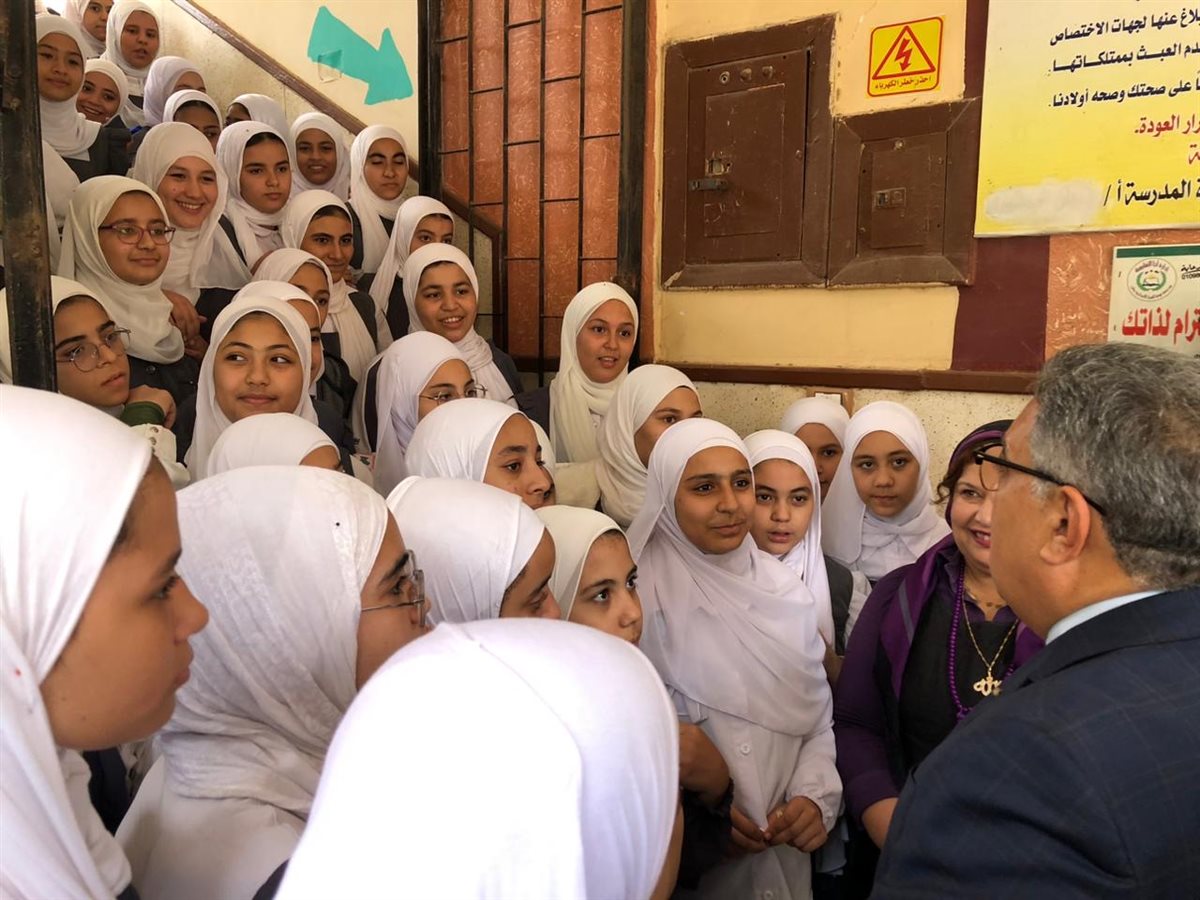 محافظ الدقهلية في زيارة مفاجئة لمدرسة نوسا الغيط الإعدادية بأجا لمتابعة سير العملية التعليمية