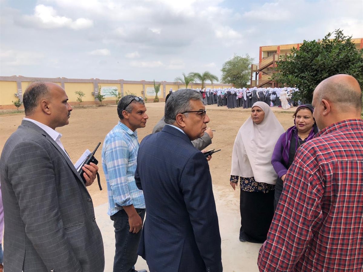 محافظ الدقهلية في زيارة مفاجئة لمدرسة نوسا الغيط الإعدادية بأجا لمتابعة سير العملية التعليمية