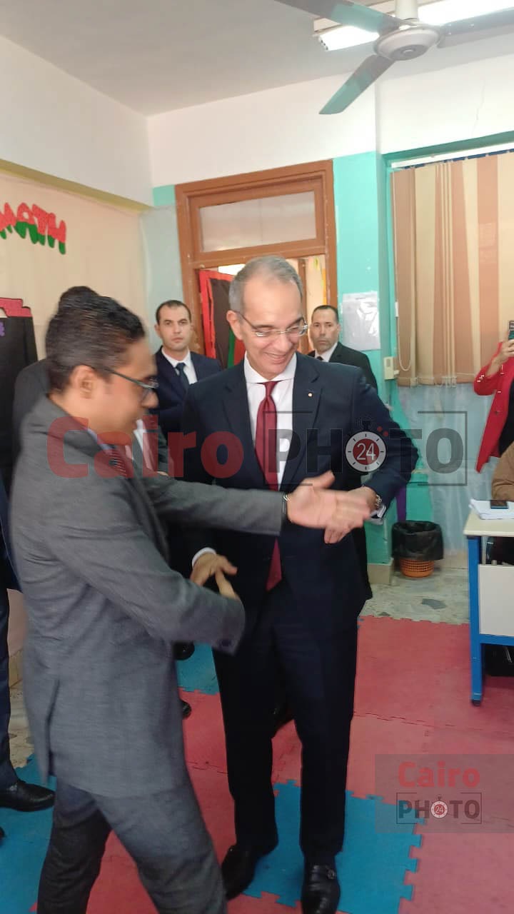 وزير الاتصالات يدلي بصوته في انتخابات مجلس النواب بلجنته الانتخابية في الشيخ زايد