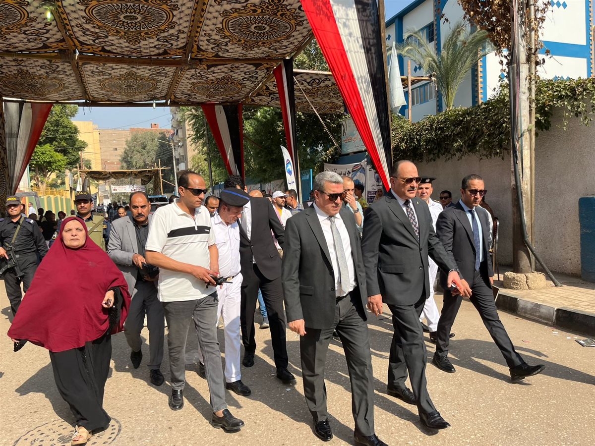 مساعد وزير الداخلية لوسط الصعيد ومدير أمن أسيوط يتفقدان الخدمات الأمنية أمام اللجان الانتخابية