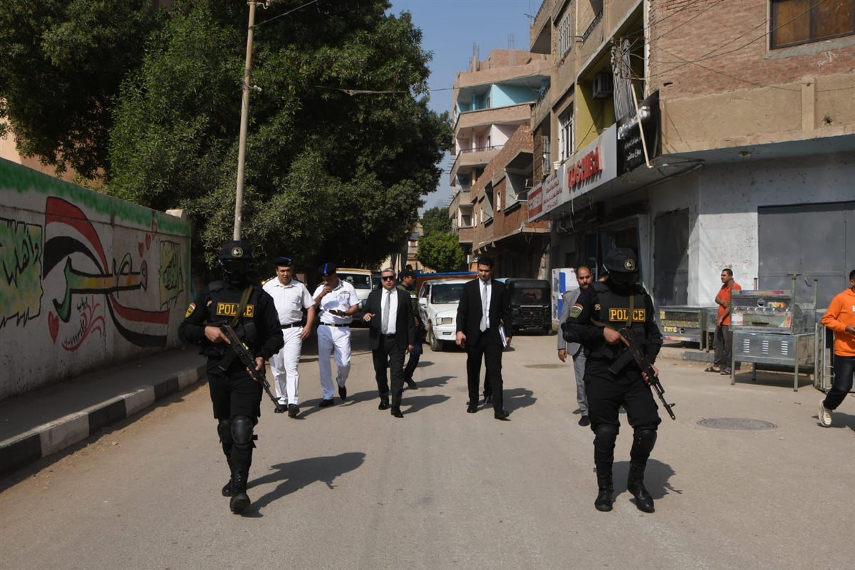 مساعد وزير الداخلية لوسط الصعيد ومدير أمن أسيوط يتفقدان الخدمات الأمنية أمام اللجان الانتخابية