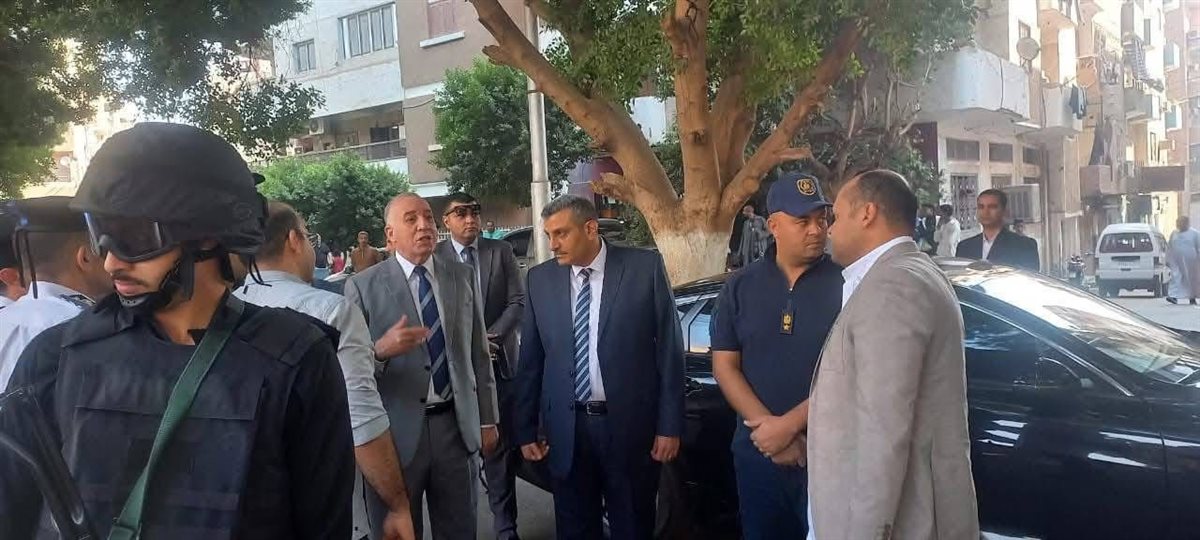 مساعد وزير الداخلية لوسط الصعيد ومدير أمن أسيوط يتفقدان الخدمات الأمنية أمام اللجان الانتخابية
