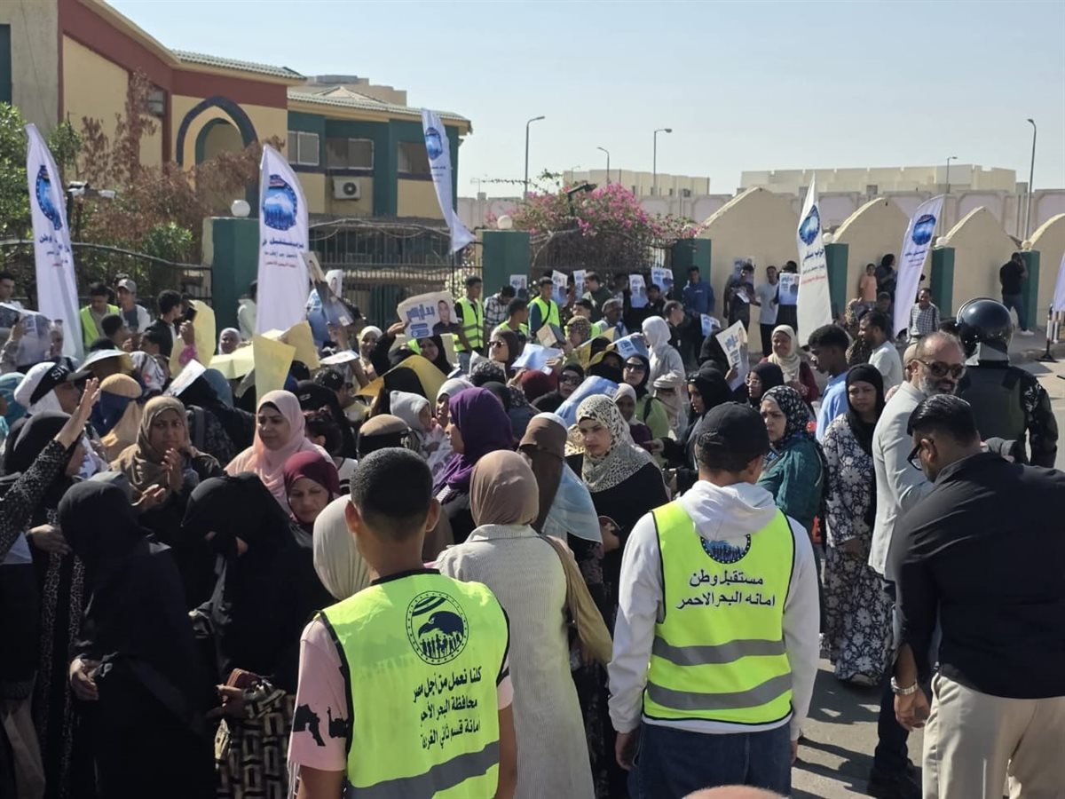مساعد وزير الداخلية لوسط الصعيد ومدير أمن أسيوط يتفقدان الخدمات الأمنية أمام اللجان الانتخابية