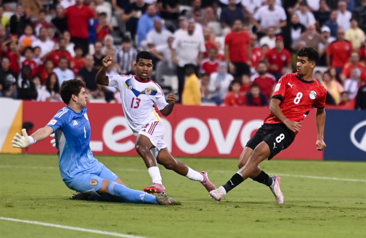 القنوات الناقلة لمباراة مصر وإنجلترا بث مباشر