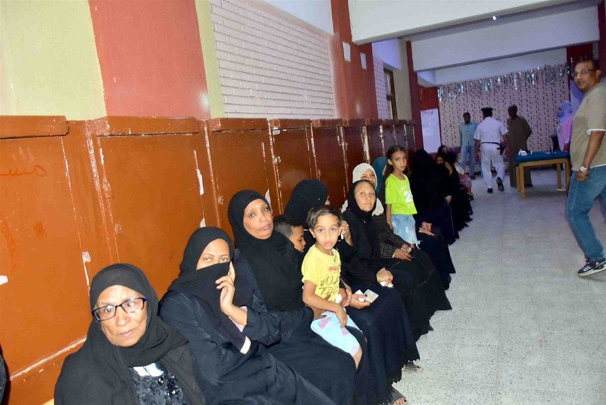 محافظ الأقصر يتفقد لجان الانتخابات