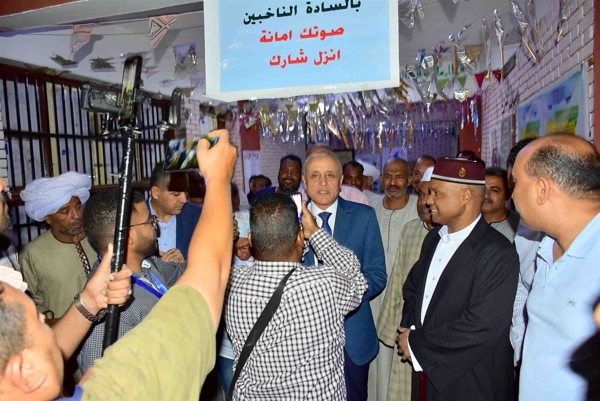 محافظ الأقصر يتفقد لجان الانتخابات