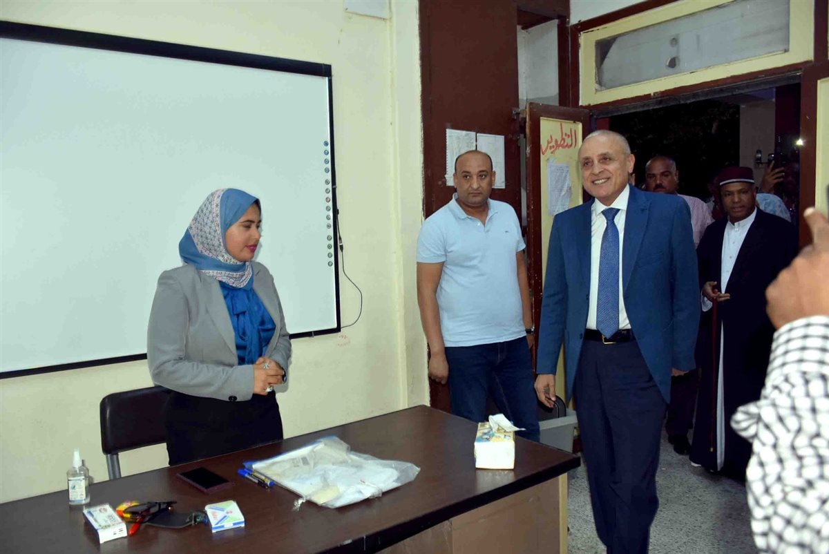 محافظ الأقصر يتفقد لجان الانتخابات