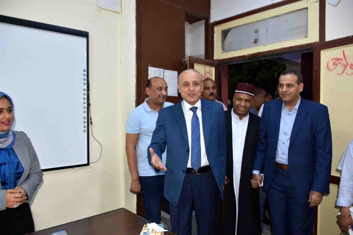 محافظ الأقصر يتفقد لجان الانتخابات
