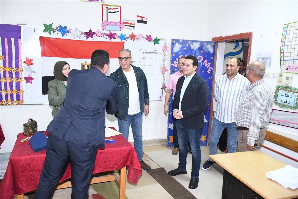 محافظ الفيوم يتفقد عدداً من لجان التصويت بانتخابات مجلس النواب خلال الفترة المسائية