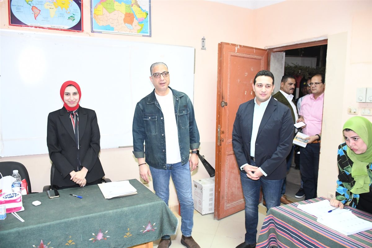 محافظ الفيوم يتفقد عدداً من لجان التصويت بانتخابات مجلس النواب خلال الفترة المسائية