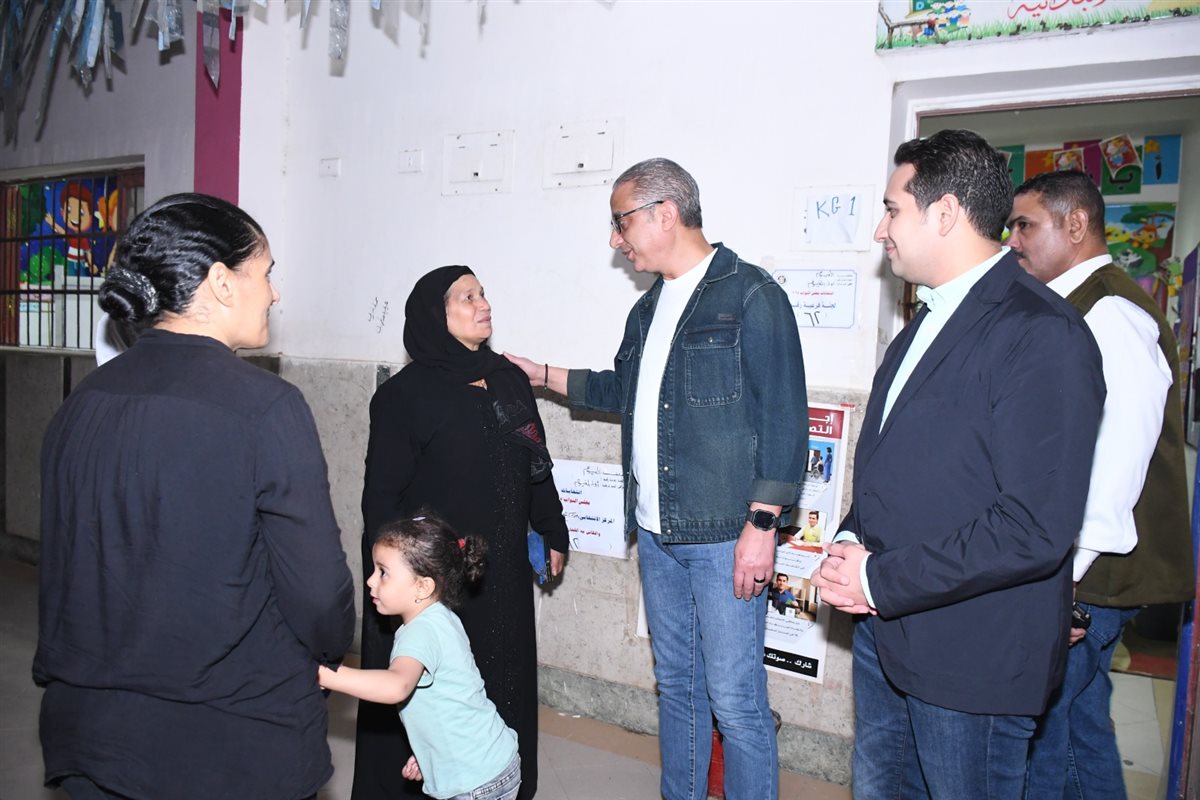 محافظ الفيوم يتفقد عدداً من لجان التصويت بانتخابات مجلس النواب خلال الفترة المسائية