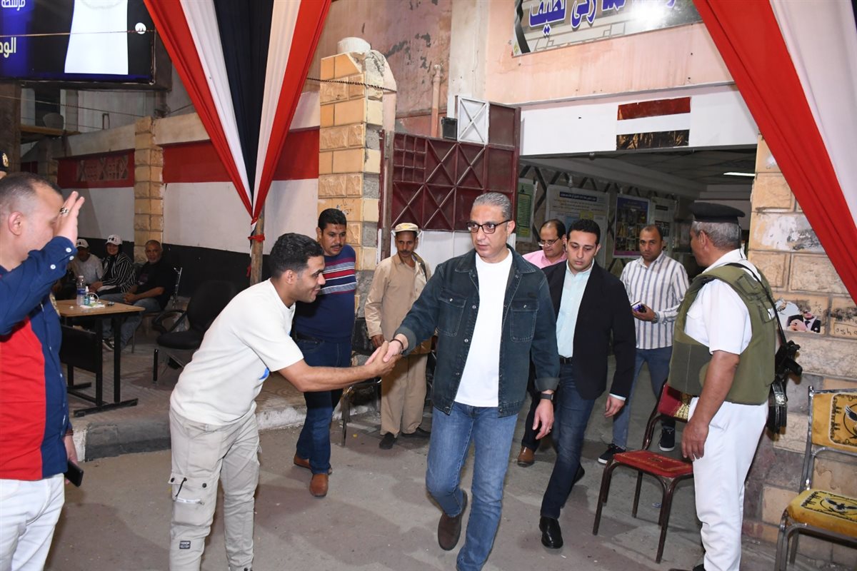 محافظ الفيوم يتفقد عدداً من لجان التصويت بانتخابات مجلس النواب خلال الفترة المسائية