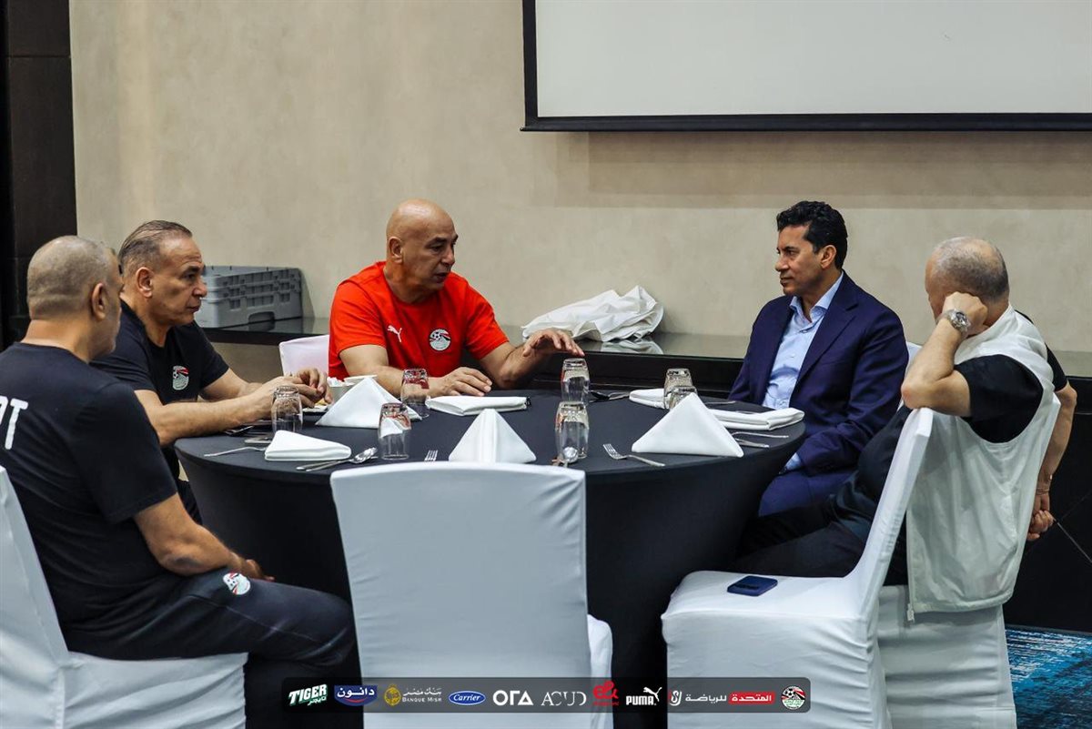 لقاء وزير الرياضة وأبو ريدة مع منتخب مصر (2)