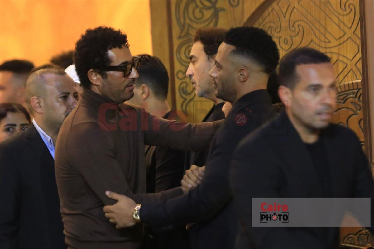 بعد جدل المقارنات بينهما.. عمرو سعد يقدم واجب العزاء في والد محمد رمضان